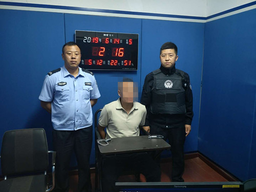 犯罪嫌疑人正在接受審訊