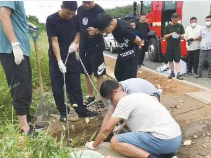 圖為撈尸體現(xiàn)場(chǎng) (3)