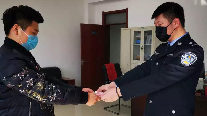 民警向被害人李先生返還被騙3000元錢
