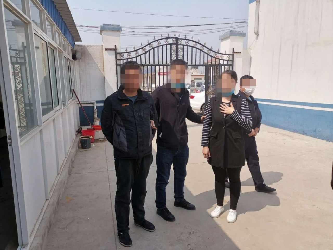 嫌疑人張某（左一）和孫某（右二）被抓獲