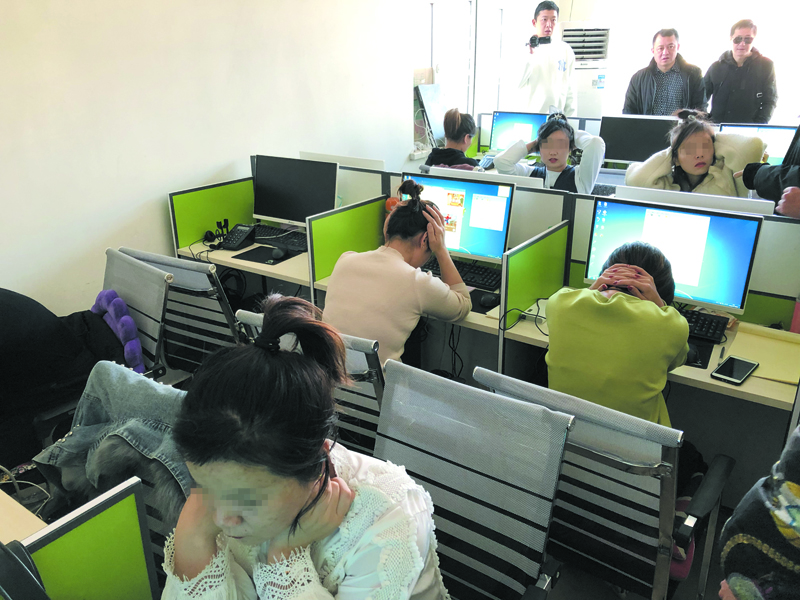 警方實(shí)施抓捕時(shí)“話(huà)務(wù)員”正在行騙