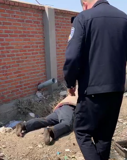 嫌疑人被民警從水泥管子里敲出