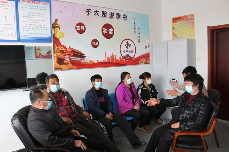 于大姐(右)在說(shuō)事點(diǎn)里和村民嘮家常