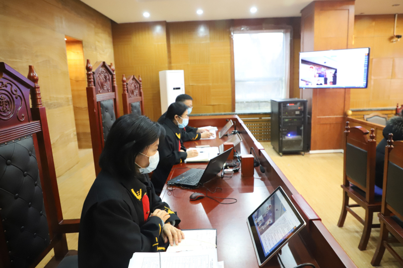 法官利用遠(yuǎn)程視頻審理案件