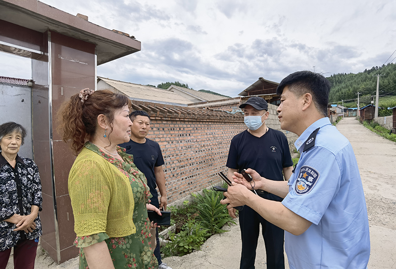 張獻(xiàn)軍(右一)上門調(diào)解