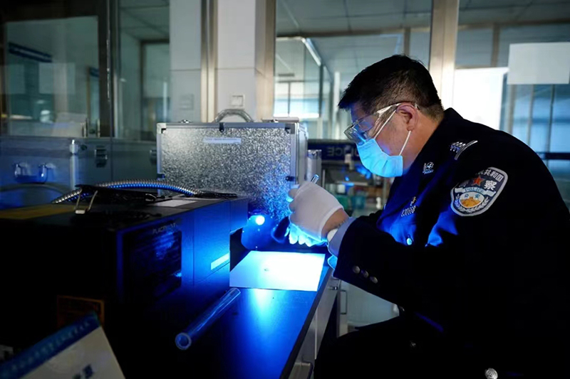 丁友在實驗室對現(xiàn)場提取的痕跡進行研判