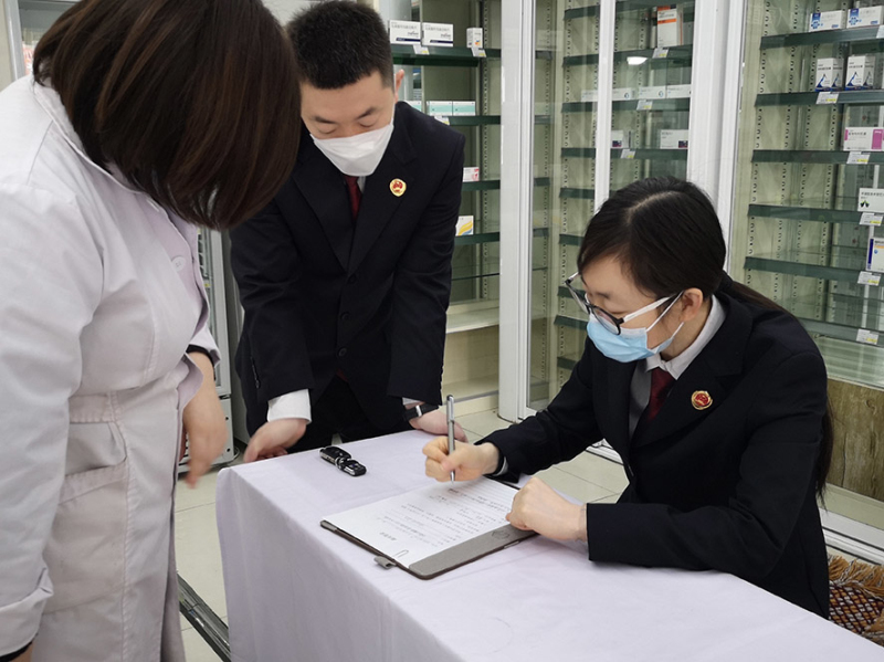 古塔區(qū)檢察院檢察官到藥店開展公益訴訟調(diào)查。