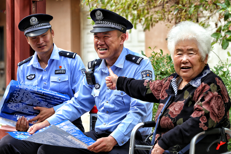 在社區(qū)老人眼里，見(jiàn)到李鵬就像見(jiàn)到自己孩子一樣親切