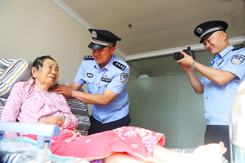 只要有行動(dòng)不便老人需要上門服務(wù)，李鵬總是隨叫隨到。