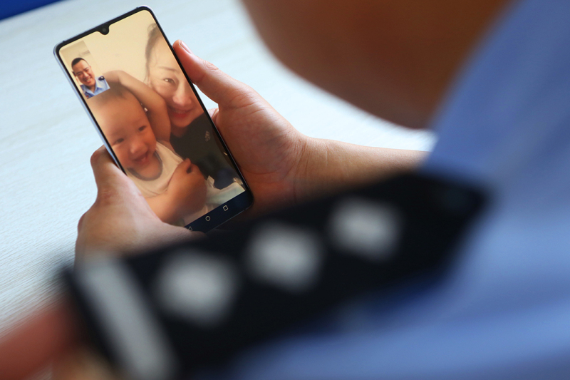 疫情期間，兩個(gè)月沒(méi)有回家的李鵬只能通過(guò)視頻看一看不到兩歲的兒子。