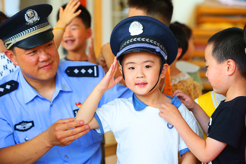 李鵬早已成為社區(qū)孩子們的偶像。