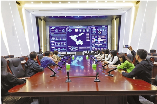 采訪團參觀紹興市柯橋區(qū)行政執(zhí)法指揮中心。