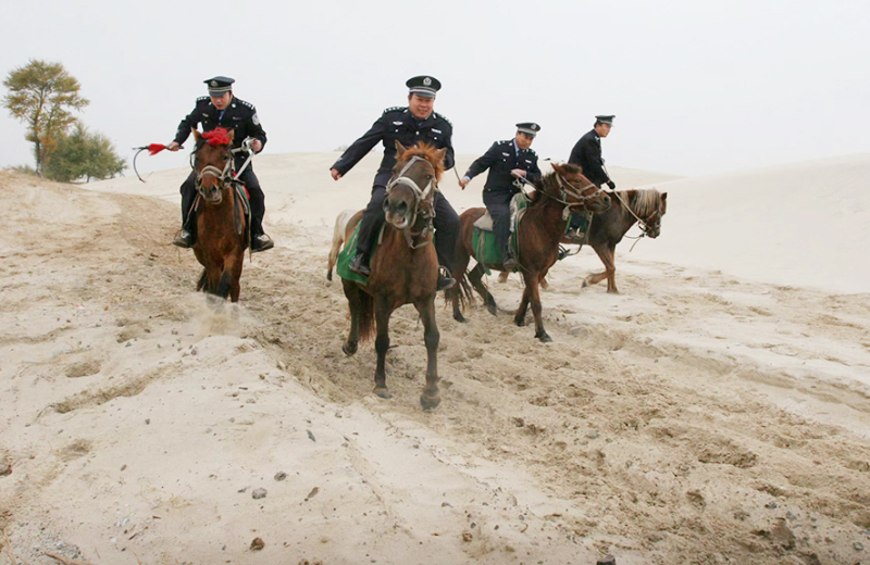 2009年10月，“馬背110”民警在奔赴警情現(xiàn)場(chǎng)。