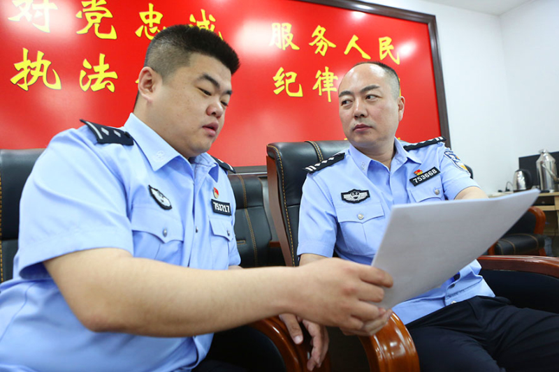 （必發(fā)）當(dāng)年的阿爾鄉(xiāng)派出所所長(zhǎng)張展（右一），現(xiàn)已成為