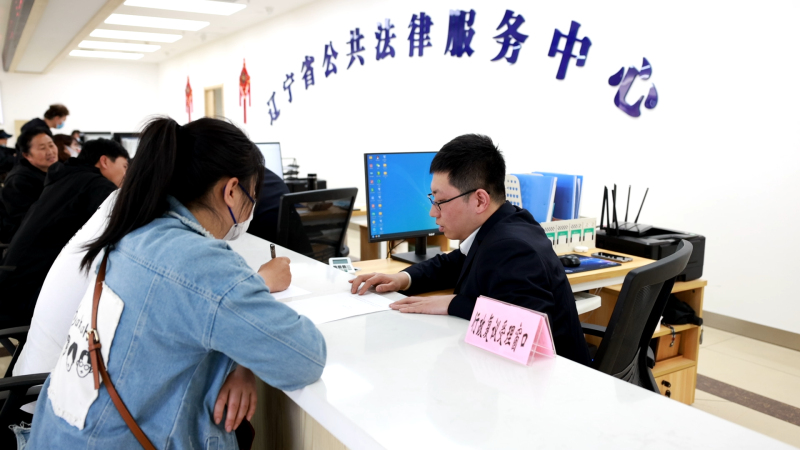 配文1：行政復(fù)議受理窗口工作人員接待復(fù)議申請人。