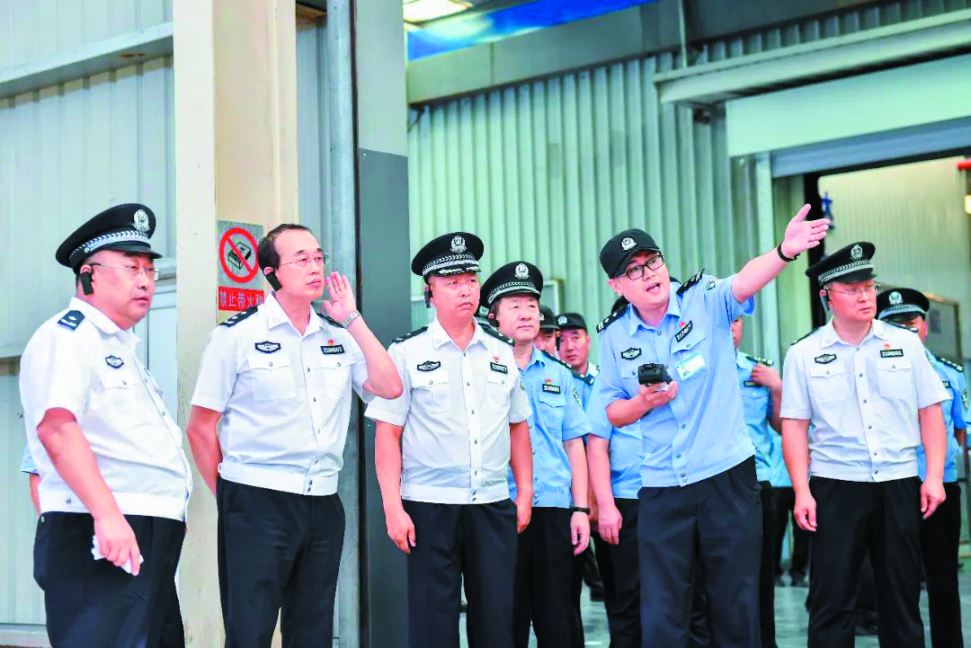 配文1：高長(zhǎng)生一行深入監(jiān)區(qū)調(diào)研。