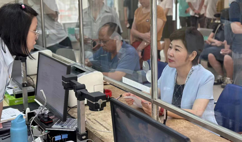 丹東市司法局黨組書記、局長牛莉在公證窗口體驗辦證