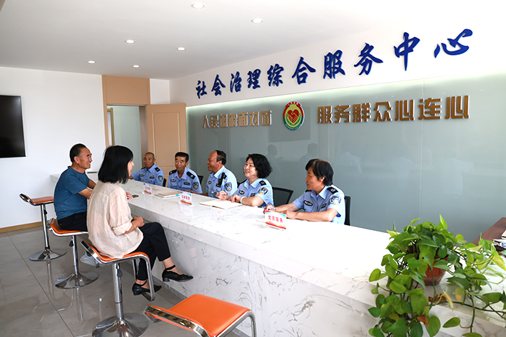 評理說事小分隊調(diào)解百姓糾紛 孟浩 攝