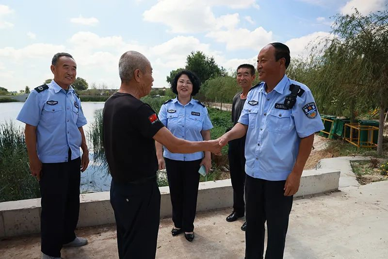 村民感謝評(píng)理說事員的悉心調(diào)解。