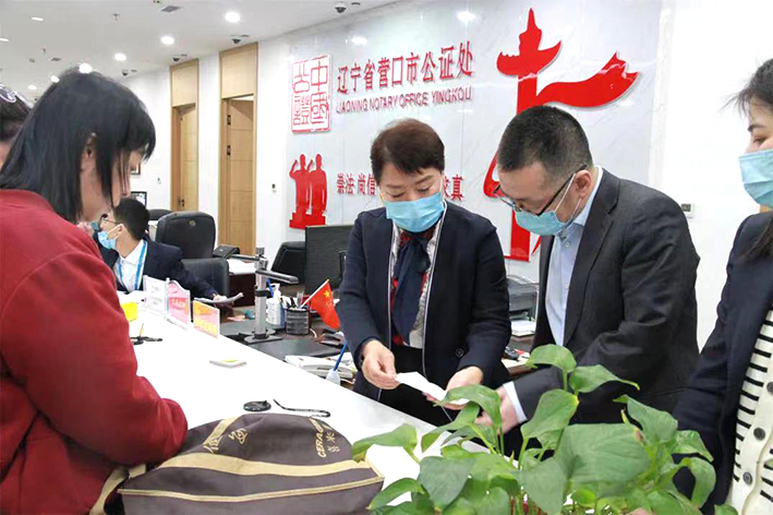 營口市司法局領導干部（中）坐窗口、走流程解決百姓問題