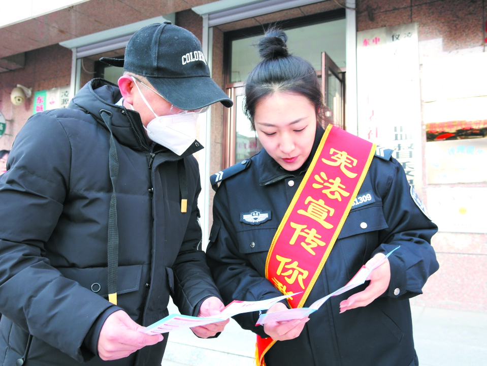 民警進社區(qū)開展憲法宣傳副本
