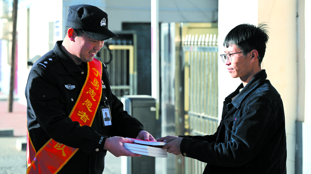 志愿者為辦事群眾普及憲法知識副本