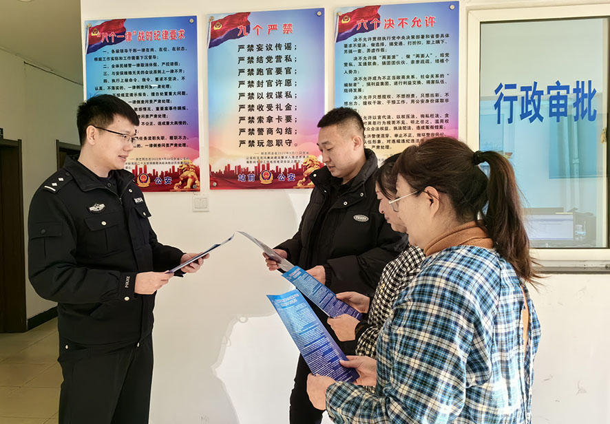 值班在崗的騰義銘（左一）正在向群眾進(jìn)行普法宣傳