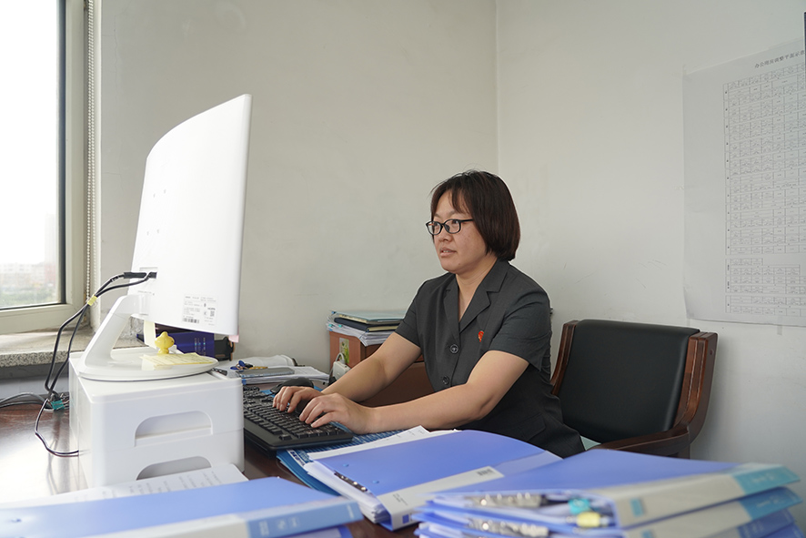 撫順市中級人民法院民事審判第一庭一級法官孫健在撰寫判決書