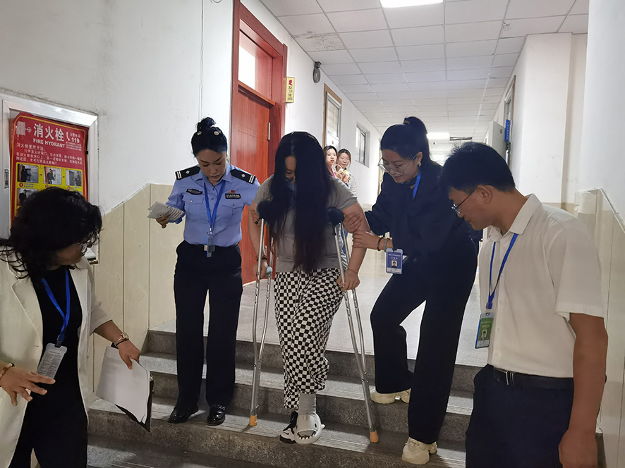 阜新考區(qū)做好“特殊考生”送考護考服務。