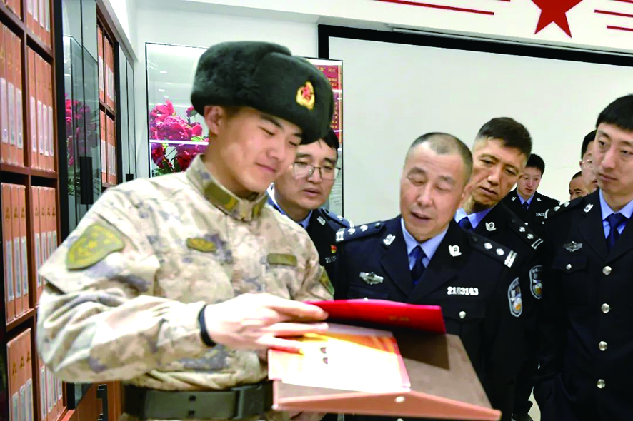 民警們認(rèn)真聆聽了雷鋒故事和事跡。何紅軍 攝