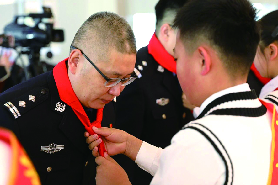 學(xué)生代表為參加本次活動的黨員志愿者佩戴了紅領(lǐng)巾2