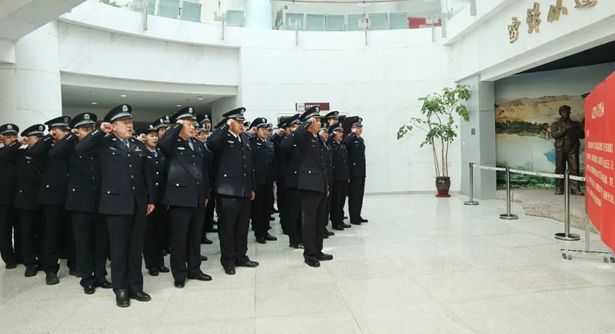 遼陽監(jiān)獄全體民警重溫入警誓詞