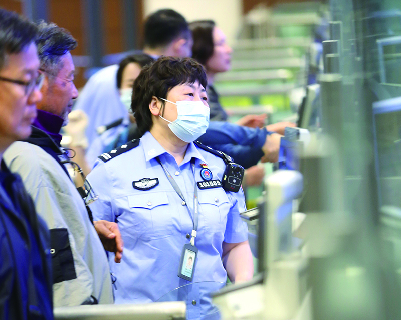 民警在協(xié)助首次來華的外國旅客采集指紋。