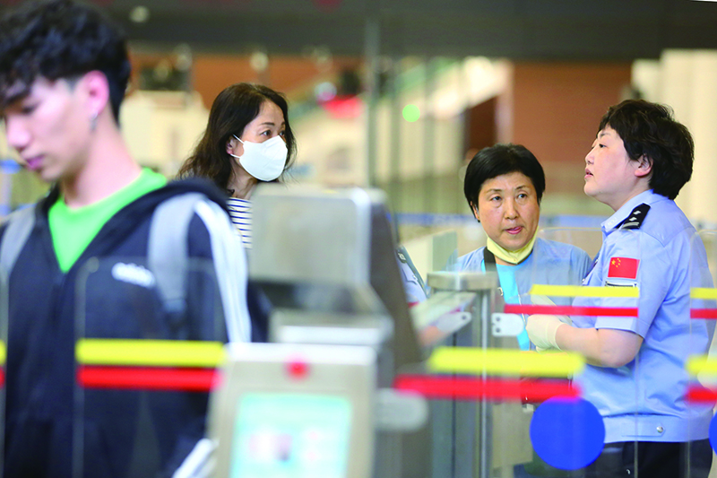 民警正在協(xié)助旅客進行自助通關(guān)。