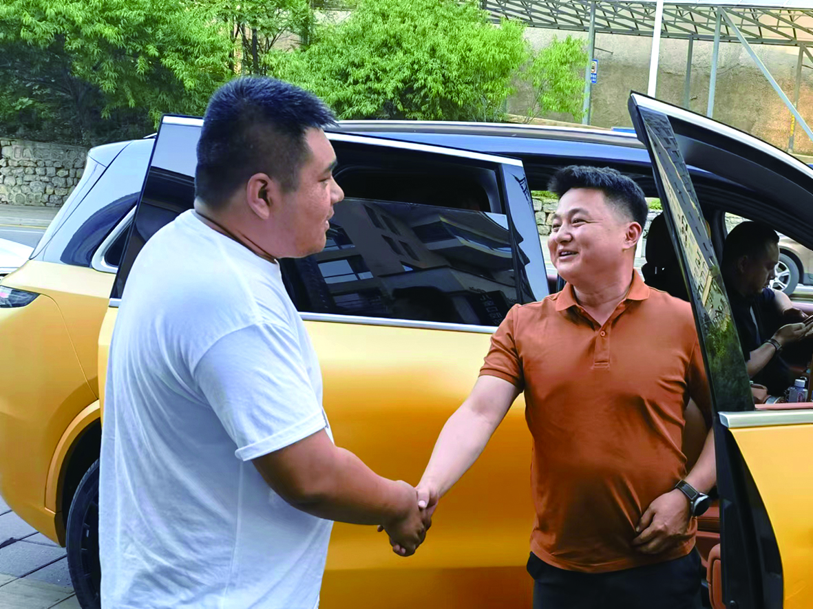 見到救命恩人，田振良上前握住赫連濱坤（右）的手。