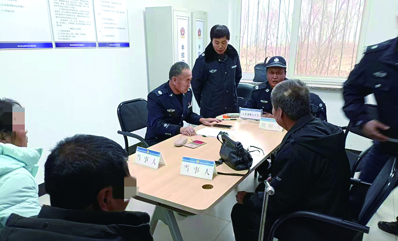 趙如申（左五）對石獅子村某組土地承包糾紛進行調(diào)解