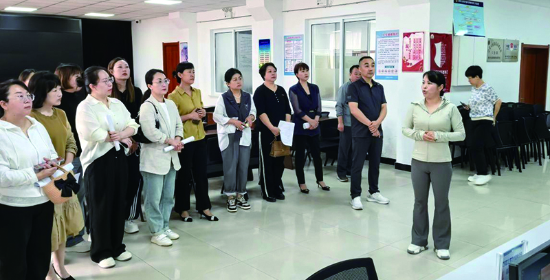 馬玲（右一）向介紹社區(qū)普法示范點建設情況