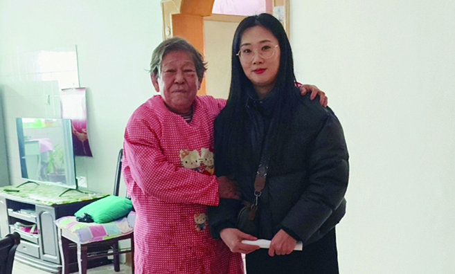 王月(右)走訪慰問(wèn)獨(dú)居老人