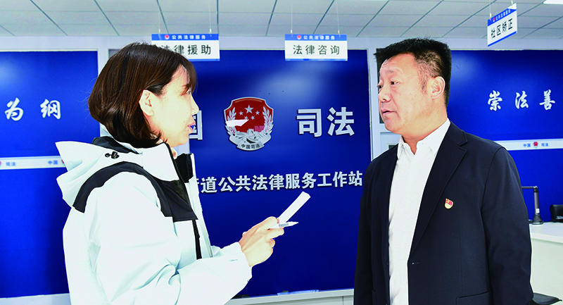 安宏陽（右）接受記者采訪