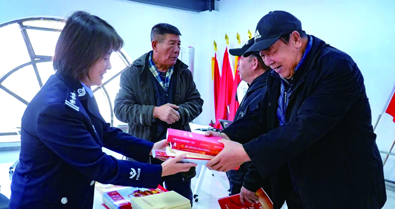 民警為退休黨員發(fā)放書(shū)籍