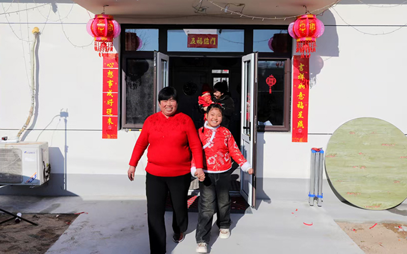 綏中縣明水滿(mǎn)族鄉(xiāng)祝家溝村村民在新房前