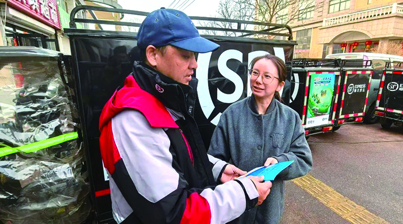 法律援助中心工作人員向快遞小哥們發(fā)放了宣傳材料及慰問(wèn)品