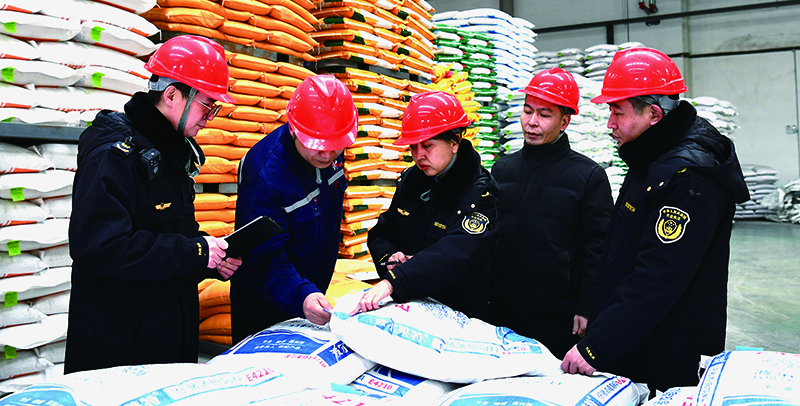 沈陽市司法局有關(guān)人員到企業(yè)開展執(zhí)法監(jiān)督走訪活動(dòng)。