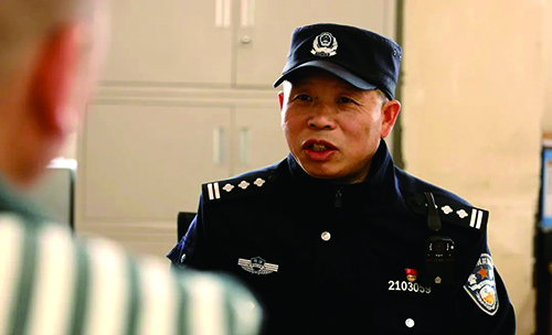 劉建兵與罪犯進行個別教育談話