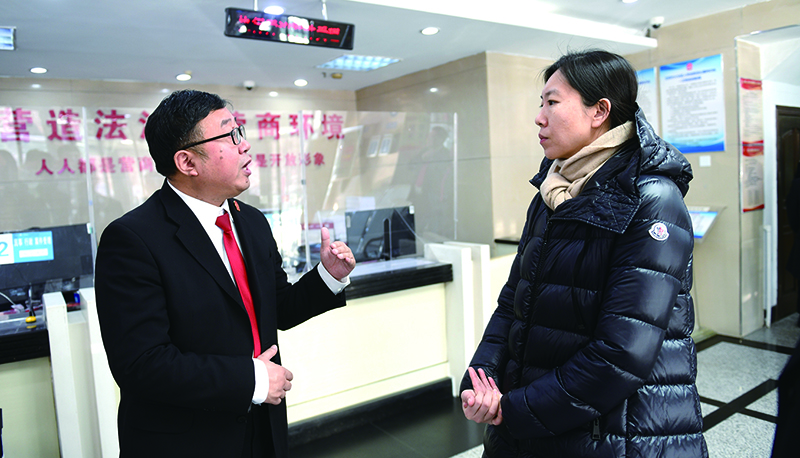 大東區(qū)法院黨組書記、院長(zhǎng)戴兵向李曉霞介紹審判執(zhí)行工作情況