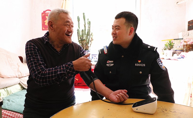 翟警官給張富量血壓11