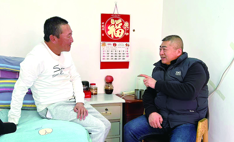 看守所所長陳東東（右）與李海波談心