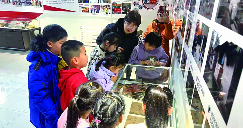 “澤潤(rùn)五色花”課堂帶領(lǐng)孩子參觀砂山百年足跡展
