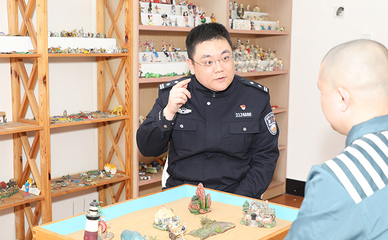 民警宿鵬與罪犯談心