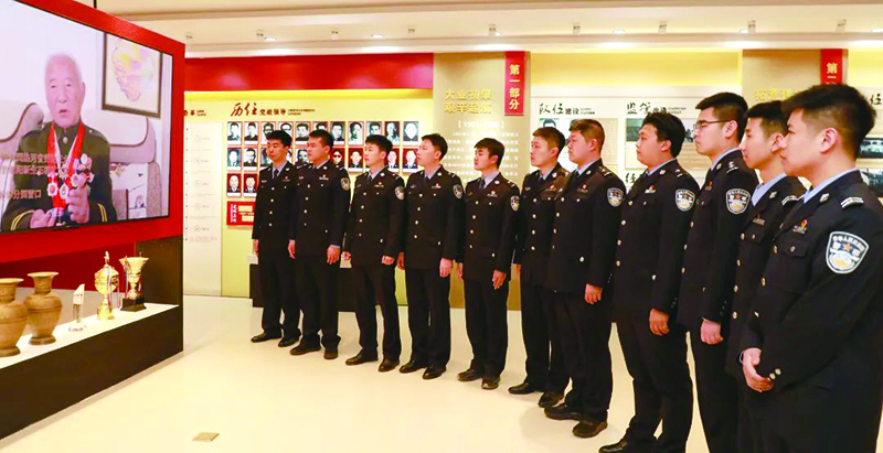 營口監(jiān)獄青年民警參觀監(jiān)獄榮譽史館